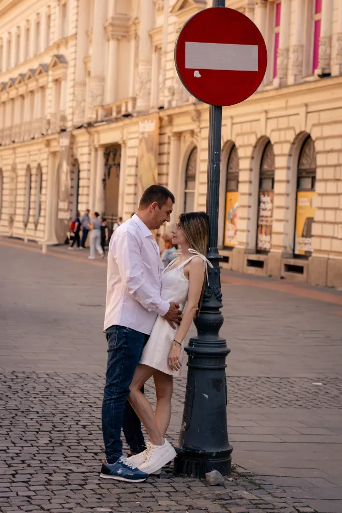Двойка по време на предсватбена фотосесия на улица в Букурещ